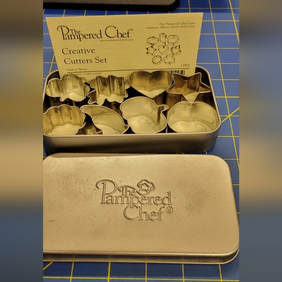 The Pampered Chef Creative Cutters Set of 8 in a Tin Box - Picture 1 of 3
